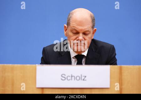 Der designierte Bundeskanzler Olaf Scholz nimmt an einer Pressekonferenz auf der Bundespressekonferenz Teil, nachdem am 7. Dezember 2021 in Berlin der Koalitionsvertrag der künftigen Bundesregierung unterzeichnet wurde. (Foto von Emmanuele Contini/NurPhoto) Stockfoto