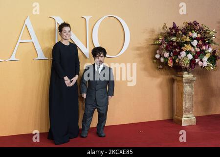 LONDON, GROSSBRITANNIEN - 07. DEZEMBER 2021: Erica Schmidt und Peter Dinklage besuchen die britische Premiere von „Cyrano“ am 07. Dezember 2021 auf dem Odeon Luxe Leicester Square in London, England. (Foto von Wiktor Szymanowicz/NurPhoto) Stockfoto