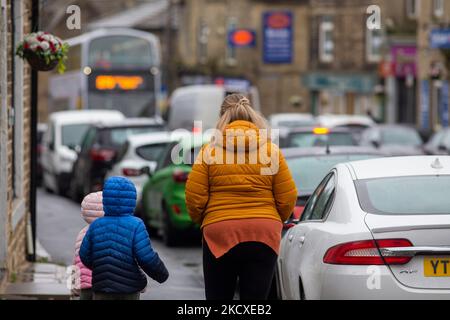 Queensbury ist ein großes Dorf im Metropolbezirk Bradford, West Yorkshire, England. Queensbury liegt an einem hohen Aussichtspunkt über Halifax, Clayton und Thornton und überblickt Bradford selbst und ist eine der höchsten Gemeinden Englands.Queensbury ist vor allem als Heimat von Black Dyke Mills und der Black Dyke Band bekannt. Es ist ein Bereich, in dem die Auswirkungen der Lebenshaltungskrise aufgrund der niedrigen Einkommen und Armut in der Region hart treffen werden. Stockfoto