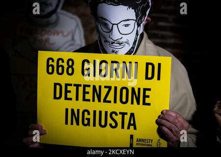 Menschen nehmen an einer Demonstration zur Freilassung von Patrick Zaki in Rom, Italien, am 07. Dezember 2021 Teil. Ein ägyptisches Gericht ordnete die Freilassung von Patrick Zaki aus dem Gefängnis an, bis sein Prozess am 01. Februar 2022 anhängig war. Zaki, ein ägyptischer Student der IT-Abteilung und Forscher an der Universität Bologna, wurde bei seiner Ankunft im Februar auf den internationalen Flughafen von Kairo verhaftet, als er von Italien nach Ägypten zurückkehrte, um dort eine Familie zu besuchen. (Foto von Andrea Ronchini/NurPhoto) Stockfoto