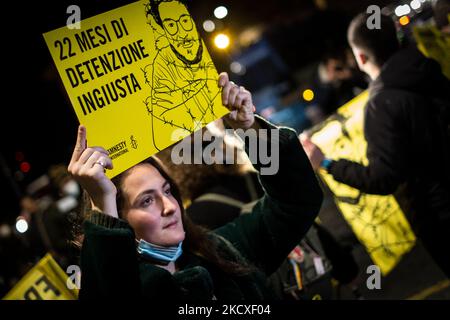 Menschen nehmen an einer Demonstration zur Freilassung von Patrick Zaki in Rom, Italien, am 07. Dezember 2021 Teil. Ein ägyptisches Gericht ordnete die Freilassung von Patrick Zaki aus dem Gefängnis an, bis sein Prozess am 01. Februar 2022 anhängig war. Zaki, ein ägyptischer Student der IT-Abteilung und Forscher an der Universität Bologna, wurde bei seiner Ankunft im Februar auf den internationalen Flughafen von Kairo verhaftet, als er von Italien nach Ägypten zurückkehrte, um dort eine Familie zu besuchen. (Foto von Andrea Ronchini/NurPhoto) Stockfoto