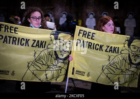 Menschen nehmen an einer Demonstration zur Freilassung von Patrick Zaki in Rom, Italien, am 07. Dezember 2021 Teil. Ein ägyptisches Gericht ordnete die Freilassung von Patrick Zaki aus dem Gefängnis an, bis sein Prozess am 01. Februar 2022 anhängig war. Zaki, ein ägyptischer Student der IT-Abteilung und Forscher an der Universität Bologna, wurde bei seiner Ankunft im Februar auf den internationalen Flughafen von Kairo verhaftet, als er von Italien nach Ägypten zurückkehrte, um dort eine Familie zu besuchen. (Foto von Andrea Ronchini/NurPhoto) Stockfoto