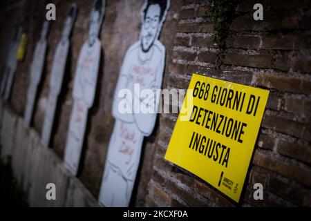 Menschen nehmen an einer Demonstration zur Freilassung von Patrick Zaki in Rom, Italien, am 07. Dezember 2021 Teil. Ein ägyptisches Gericht ordnete die Freilassung von Patrick Zaki aus dem Gefängnis an, bis sein Prozess am 01. Februar 2022 anhängig war. Zaki, ein ägyptischer Student der IT-Abteilung und Forscher an der Universität Bologna, wurde bei seiner Ankunft im Februar auf den internationalen Flughafen von Kairo verhaftet, als er von Italien nach Ägypten zurückkehrte, um dort eine Familie zu besuchen. (Foto von Andrea Ronchini/NurPhoto) Stockfoto