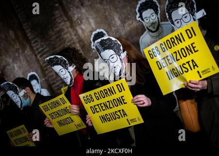 Menschen nehmen an einer Demonstration zur Freilassung von Patrick Zaki in Rom, Italien, am 07. Dezember 2021 Teil. Ein ägyptisches Gericht ordnete die Freilassung von Patrick Zaki aus dem Gefängnis an, bis sein Prozess am 01. Februar 2022 anhängig war. Zaki, ein ägyptischer Student der IT-Abteilung und Forscher an der Universität Bologna, wurde bei seiner Ankunft im Februar auf den internationalen Flughafen von Kairo verhaftet, als er von Italien nach Ägypten zurückkehrte, um dort eine Familie zu besuchen. (Foto von Andrea Ronchini/NurPhoto) Stockfoto