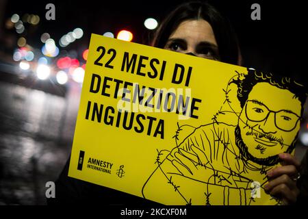 Menschen nehmen an einer Demonstration zur Freilassung von Patrick Zaki in Rom, Italien, am 07. Dezember 2021 Teil. Ein ägyptisches Gericht ordnete die Freilassung von Patrick Zaki aus dem Gefängnis an, bis sein Prozess am 01. Februar 2022 anhängig war. Zaki, ein ägyptischer Student der IT-Abteilung und Forscher an der Universität Bologna, wurde bei seiner Ankunft im Februar auf den internationalen Flughafen von Kairo verhaftet, als er von Italien nach Ägypten zurückkehrte, um dort eine Familie zu besuchen. (Foto von Andrea Ronchini/NurPhoto) Stockfoto