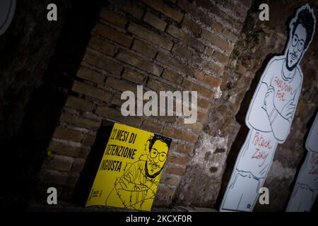Menschen nehmen an einer Demonstration zur Freilassung von Patrick Zaki in Rom, Italien, am 07. Dezember 2021 Teil. Ein ägyptisches Gericht ordnete die Freilassung von Patrick Zaki aus dem Gefängnis an, bis sein Prozess am 01. Februar 2022 anhängig war. Zaki, ein ägyptischer Student der IT-Abteilung und Forscher an der Universität Bologna, wurde bei seiner Ankunft im Februar auf den internationalen Flughafen von Kairo verhaftet, als er von Italien nach Ägypten zurückkehrte, um dort eine Familie zu besuchen. (Foto von Andrea Ronchini/NurPhoto) Stockfoto