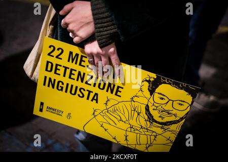 Menschen nehmen an einer Demonstration zur Freilassung von Patrick Zaki in Rom, Italien, am 07. Dezember 2021 Teil. Ein ägyptisches Gericht ordnete die Freilassung von Patrick Zaki aus dem Gefängnis an, bis sein Prozess am 01. Februar 2022 anhängig war. Zaki, ein ägyptischer Student der IT-Abteilung und Forscher an der Universität Bologna, wurde bei seiner Ankunft im Februar auf den internationalen Flughafen von Kairo verhaftet, als er von Italien nach Ägypten zurückkehrte, um dort eine Familie zu besuchen. (Foto von Andrea Ronchini/NurPhoto) Stockfoto
