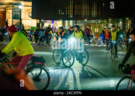 Edinburgh, Schottland. Freitag, 4. November 2022. Teilnehmer an der Our Streets Our Nights Cycle Ride, die ihre Fahrräder dekorierten und durch die Straßen der schottischen Hauptstadt fuhren. Dies war die dritte von InfraScreers organisierte Massenteilnahme-Radtour, die die Notwendigkeit einer sicheren nächtlichen Fahrradinfrastruktur für Frauen und Mädchen in Edinburgh hervorheben wollte. Stockfoto