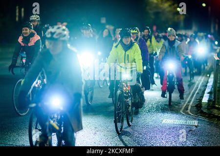 Edinburgh, Schottland. Freitag, 4. November 2022. Teilnehmer an der Our Streets Our Nights Cycle Ride, die ihre Fahrräder dekorierten und durch die Straßen der schottischen Hauptstadt fuhren. Dies war die dritte von InfraScreers organisierte Massenteilnahme-Radtour, die die Notwendigkeit einer sicheren nächtlichen Fahrradinfrastruktur für Frauen und Mädchen in Edinburgh hervorheben wollte. Stockfoto