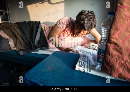 Juli 4. 2022 Haridwar Indien. Ein Mann in einem fahrenden Zug, der sich ausruhte. AC zweistufiger Trainer. Stockfoto