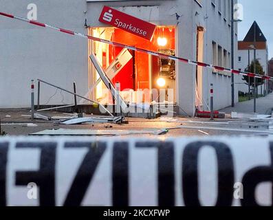 Karlsruhe, Deutschland. 05.. November 2022. Unbekannte haben einen Geldautomaten in einem Seniorenheim in Karlsruhe gesprengt und dabei Teile des Gebäudes beschädigt. Aus Sicherheitsgründen mussten die Anwohner ihre Unterkunft am Samstagabend laut Polizeiberichten kurzzeitig verlassen, konnten dann aber wieder zurückkehren. Quelle: Thomas Riedel/Stutzeeredaktion/dpa/Alamy Live News Stockfoto