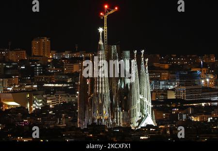 Sagrada Familia beim Einschalten des Sterns, der am 08. Dezember 2021 in Barcelona, Spanien, auf dem Turm der Jungfrau Maria installiert wurde. Der 12 Spitzstern hat einen Durchmesser von 7,5 Metern, wiegt 5,5 Tonnen und wird 138 Meter auf dem Turm der Jungfrau Maria zu einem Preis von 1,5 Millionen Euro installiert. (Foto von Joan Valls/Urbanandsport/NurPhoto) Stockfoto