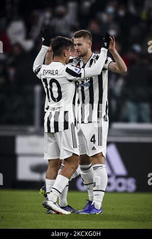 Juventus Forward Paulo Dybala (10) umarmt Juventus-Verteidiger Matthijs de Ligt (4) während des Serie-A-Fußballspiels Nr.16 JUVENTUS - GENUA am 05. Dezember 2021 im Allianz-Stadion in Turin, Piemont, Italien. (Foto von Matteo Bottanelli/NurPhoto) Stockfoto