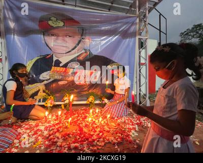 Schüler versammeln sich, um Indiens Verteidigungschef General Bipin Rawat zu ehren, der einen Tag zuvor bei einem Hubschrauberabsturz mit 13 anderen Menschen getötet wurde, Kalkutta, Indien, 09. Dezember 2021. (Foto von Indranil Aditya/NurPhoto) Stockfoto