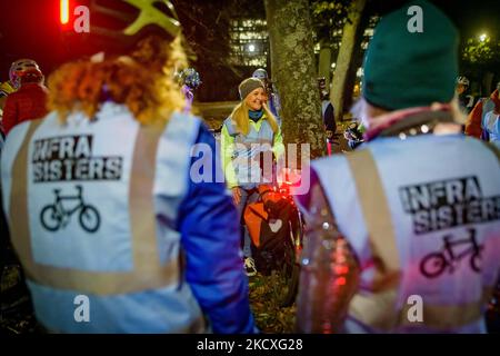 Edinburgh, Schottland. Freitag, 4. November 2022. Teilnehmer an der Our Streets Our Nights Cycle Ride, die ihre Fahrräder dekorierten und durch die Straßen der schottischen Hauptstadt fuhren. Dies war die dritte von InfraScreers organisierte Massenteilnahme-Radtour, die die Notwendigkeit einer sicheren nächtlichen Fahrradinfrastruktur für Frauen und Mädchen in Edinburgh hervorheben wollte. Stockfoto