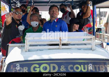 Die philippinische Boxikone und Senatorin Manny Pacquiao begrüßt Fans und Unterstützer während einer Autokolonne, die am 9. Dezember 2021 in Quezon City, Metro Manila, Philippinen, seine Kandidatur für die Präsidentschaft ausführte. Der achtköpfige Weltmeister kündigte im vergangenen September 29 seinen Rücktritt vom Sport an und hat seitdem offen seine Pläne geäußert, bei den nächsten Wahlen auf den Philippinen für den höchsten Posten zu kandidieren. (Foto von George Calvelo/NurPhoto) Stockfoto