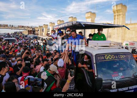Die philippinische Boxikone und Senatorin Manny Pacquiao begrüßt Fans und Unterstützer während einer Autokolonne, die am 9. Dezember 2021 in Quezon City, Metro Manila, Philippinen, seine Kandidatur für die Präsidentschaft ausführte. Der achtköpfige Weltmeister kündigte im vergangenen September 29 seinen Rücktritt vom Sport an und hat seitdem offen seine Pläne geäußert, bei den nächsten Wahlen auf den Philippinen für den höchsten Posten zu kandidieren. (Foto von George Calvelo/NurPhoto) Stockfoto