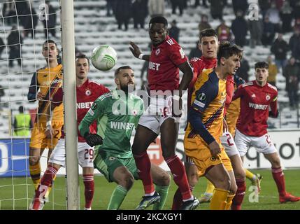 Spieler des CSKA Sofia und AS Roma kämpfen während des Spiels der UEFA Europa Conference League der Gruppe C in Sofia, Bulgarien, am 09. Dezember 2021 um den Ball. (Foto von Georgi Paleykov/NurPhoto) Stockfoto