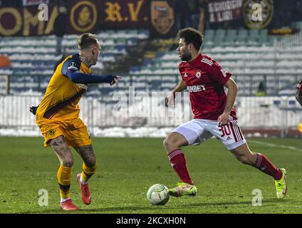 Rick Karsdorp von AS Roma versucht, Yanic Wildschut von CSKA Sofia während des UEFA Europa Conference League-Spiels der Gruppe C zwischen CSKA Sofia und AS Roma in Sofia, Bulgarien, am 09. Dezember 2021 zu stoppen. (Foto von Georgi Paleykov/NurPhoto) Stockfoto