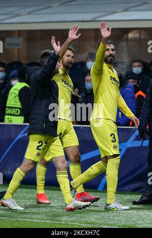 Raul Albiol (Villarreal CF) und seine Teamkollegen provozieren Heimfans beim UEFA Champions League Fußballspiel Atalanta BC gegen Villarreal am 09. Dezember 2021 im Gewiss Stadium in Bergamo, Italien (Foto: Francesco Scaccianoce/LiveMedia/NurPhoto) Stockfoto