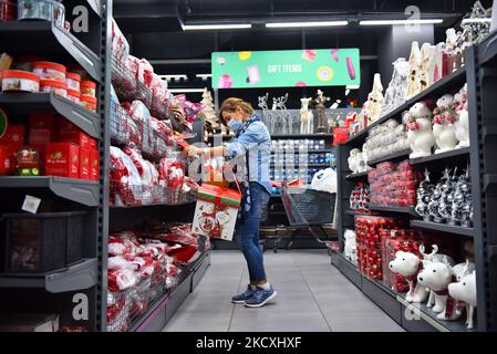 Die hohen Preise für Weihnachtsbäume und Dekorationen durch den Anstieg des Dollars im Libanon Beirut 10. Dezember 2021 (Foto by Fadel Itani/NurPhoto) Stockfoto