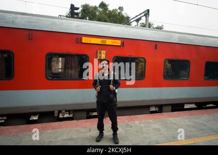 Juli 4. 2022 Haridwar Indien. Ein junger Passagier mit Rucksack vor 14609 RISHIKESH - SMVD KATRA Hemkunt Express am Bahnsteig. Stockfoto