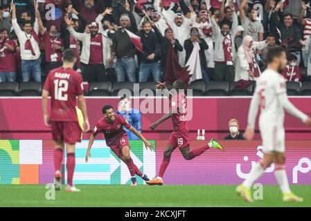 (19) Almoez Ali von Katar feiert, nachdem er beim FIFA Arab Cup Qatar 2021 Quarter-Final Match zwischen Katar und den Vereinigten Arabischen Emiraten am 10. Dezember 2021 in Al Khor, Katar, ein Tor erzielt hat, um es 5-0 zu erreichen. (Foto von Ayman Aref/NurPhoto) Stockfoto