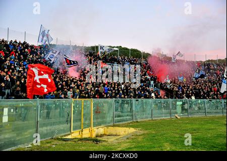 Fans von Pisa beim Spiel der italienischen Fußball-Serie B AC Pisa gegen US Lecce am 11. Dezember 2021 in der Arena Garibaldi in Pisa, Italien (Foto: Gabriele Masotti/LiveMedia/NurPhoto) Stockfoto