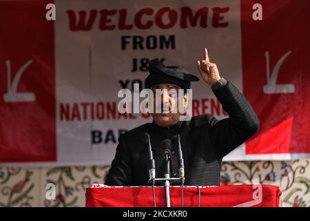 Der leitende NC-Führer Ghulam Hassan Rahi spricht während der Kundgebung des ehemaligen CM Omar Abdullah in Baramulla, Jammu und Kaschmir, Indien, am 11. Dezember 2021. (Foto von Nasir Kachroo/NurPhoto) Stockfoto