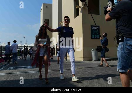 George Russel von Williams Racing kam vor dem Qualifying des letzten Rennens des Jahres in Yes Marina Circuit, Yes Island, Abu Dhabi, Unitre Arab Emirates, 11. Dezember 2021 ins Fahrerlager (Foto: Andrea Diodato/NurPhoto) Stockfoto