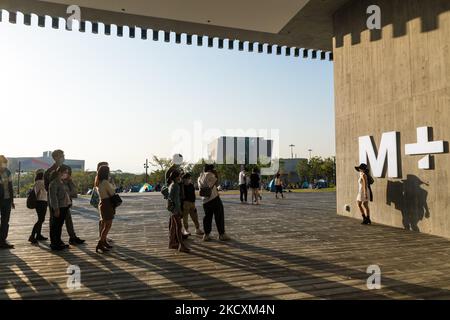 Hongkong, China, 11. Dezember 2021, Menschen stehen vor dem Logo des M+ Museums, um ihre Fotos zu machen. (Foto von Marc Fernandes/NurPhoto) Stockfoto