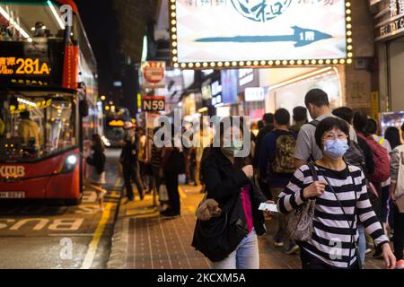 Hongkong, China, 11. Dezember 2021, maskierte Menschen gehen auf der Nathan-Straße in Mongkok. (Foto von Marc Fernandes/NurPhoto) Stockfoto