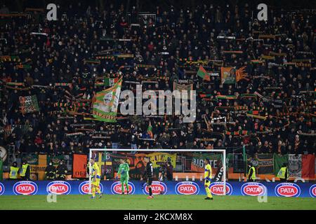 Fans des FC Venezia beim spiel der italienischen Fußballserie A des FC Venezia gegen den FC Juventus am 11. Dezember 2021 im Stadion Pier Luigi Penzo in Venedig, Italien (Foto: Gianluca Ricci/LiveMedia/NurPhoto) Stockfoto