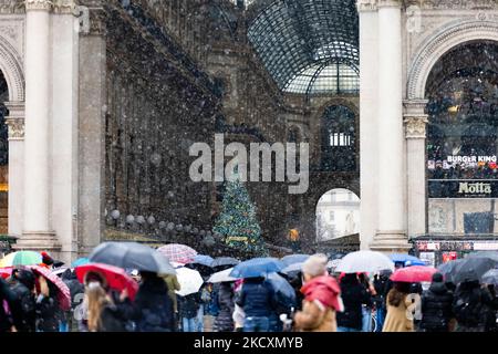 Eine allgemeine Ansicht des schneebedeckten Stadtzentrums während des ersten Schneefalls am 08. Dezember 2021 in Mailand, Italien (Foto: Alessandro Bremec/NurPhoto) Stockfoto