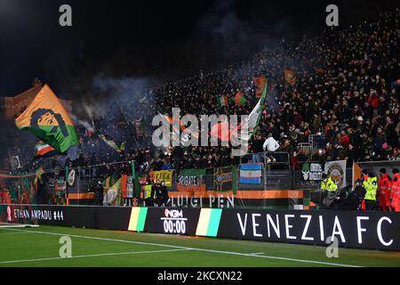 Fans des FC Venezia beim spiel der italienischen Fußballserie A des FC Venezia gegen den FC Juventus am 11. Dezember 2021 im Stadion Pier Luigi Penzo in Venedig, Italien (Foto: Gianluca Ricci/LiveMedia/NurPhoto) Stockfoto