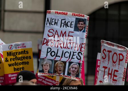 Westminster, London, Großbritannien. 5.. November 2022. Demonstranten demonstrieren in London und fordern nach dem wiederholten Wechsel der Führung der konservativen Partei und damit der Premierminister eine Parlamentswahl im Vereinigten Königreich. Sie betrachten den Premierminister als nicht gewählt. Weitere Themen sind die Lebenshaltungskosten, Einwanderung, niedrige Löhne, Kraftstoffarmut und Verstaatlichung. Rishi Sunak und frühere Premierminister protestieren auf dem Plakat Stockfoto