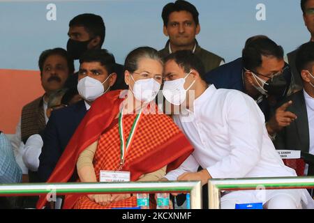 Kongresspräsidentin Sonia Gandhi und Parteichef Rahul Gandhi während der „Mehangai Hatao-Kundgebung“ der Partei gegen die Zentralregierung in Jaipur, Rajasthan, Indien, Dez 12, 2021. (Foto von Vishal Bhatnagar/NurPhoto) Stockfoto