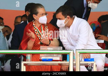 Kongresspräsidentin Sonia Gandhi, Parteichef Rahul Gandhi während der „Mehangai Hatao-Kundgebung“ der Partei gegen die Zentralregierung in Jaipur, Rajasthan, Indien, Dez 12, 2021. (Foto von Vishal Bhatnagar/NurPhoto) Stockfoto