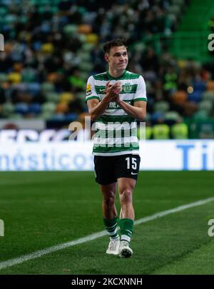 Manuel Ugarte von Sporting CP an Fans während des Liga-Bwin-Spiels zwischen Sporting CP und Boavista FC im Estadio Jose Alvalade am 11. Dezember 2021 in Lissabon, Portugal. (Foto von Paulo Nascimento/NurPhoto) Stockfoto