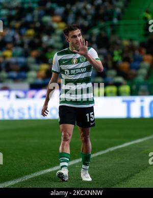 Manuel Ugarte von Sporting CP an Fans während des Liga-Bwin-Spiels zwischen Sporting CP und Boavista FC im Estadio Jose Alvalade am 11. Dezember 2021 in Lissabon, Portugal. (Foto von Paulo Nascimento/NurPhoto) Stockfoto