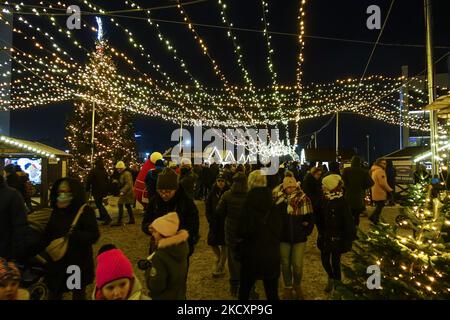 Hunderte von Menschen, die den Weihnachtsmarkt besuchen, um Geschenke zu kaufen und saisonale Gerichte zu probieren, werden am 11. Dezember 2021 in Gdynia, Polen, gesehen (Foto: Michal Fludra/NurPhoto) Stockfoto