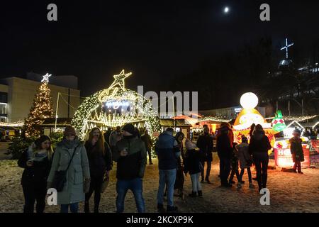 Hunderte von Menschen, die den Weihnachtsmarkt besuchen, um Geschenke zu kaufen und saisonale Gerichte zu probieren, werden am 11. Dezember 2021 in Gdynia, Polen, gesehen (Foto: Michal Fludra/NurPhoto) Stockfoto