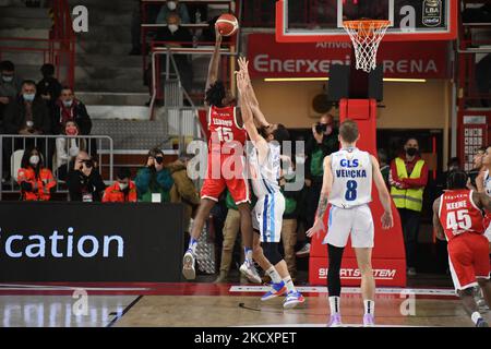 15 John Egbunu OpenJobMetis Varese während des LBA Italien Championship Spiels zwischen Openjobmetis Varese und Devi Napoli Basket, in Varese, Italien, am 12. Dezember 2021. (Foto von Fabio Averna/NurPhoto) Stockfoto