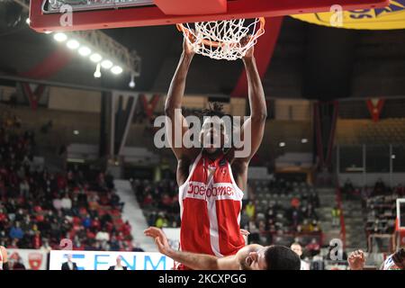 15 John Egbunu OpenJobMetis Varese während des LBA Italien Championship Spiels zwischen Openjobmetis Varese und Devi Napoli Basket, in Varese, Italien, am 12. Dezember 2021. (Foto von Fabio Averna/NurPhoto) Stockfoto