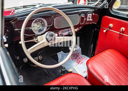 Des Moines, IA - 01. Juli 2022: Hochperspektivische Detailansicht eines Volkswagen Oval Window Beetle aus dem Jahr 1956 auf einer lokalen Automobilausstellung. Stockfoto