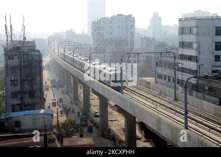 Während des offiziellen Prozesses von Uttaras Diabari nach Agargoan in Dhaka, Bangladesch, fährt am 12. Dezember 2021 ein erster U-Bahn-Zug. Nach Angaben der Behörde der Dhaka Mass Transit Company Ltd (DMTCL) wird der U-Bahn-Zug am nächsten Jahr mit dem Passagierverkehr beginnen. (Foto von Mamunur Rashid/NurPhoto) Stockfoto