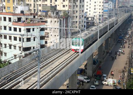 Während des offiziellen Prozesses von Uttaras Diabari nach Agargoan in Dhaka, Bangladesch, fährt am 12. Dezember 2021 ein erster U-Bahn-Zug. Nach Angaben der Behörde der Dhaka Mass Transit Company Ltd (DMTCL) wird der U-Bahn-Zug am nächsten Jahr mit dem Passagierverkehr beginnen. (Foto von Mamunur Rashid/NurPhoto) Stockfoto