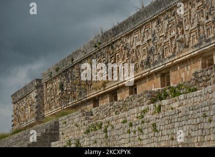 Ein Blick auf die Fassade des Gouverneurspalasts im Inneren der alten Maya-Stadt Uxmal. Am Donnerstag, den 02. Dezember 2021, in Uxmal, Yucatan, Mexiko. (Foto von Artur Widak/NurPhoto) Stockfoto