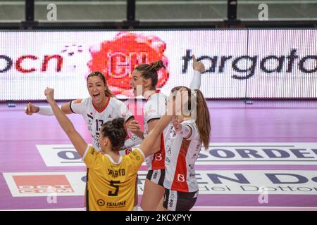 Bosca San Bernardo Cuneo feiert während des Volleyball Serie A1 Frauenmatches zwischen Bosca S.Bernardo Cuneo und Volley Bergamo 1991 am 12. Dezember 2021 in der Pala Ubi Banca in Cuneo, Italien (Foto von Alberto Gandolfo/NurPhoto) Stockfoto