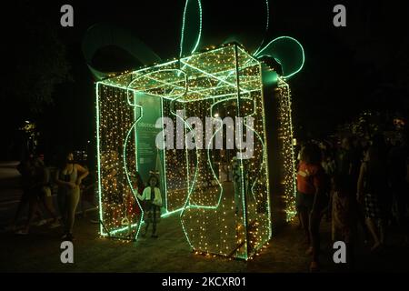 Menschen nehmen Selfies in der Nähe der Weihnachtsbeleuchtung Dekoration im Ibirapuera Park in Sao Paulo, Brasilien 12. Dezember 2021 (Foto von Cris FAGA/NurPhoto) Stockfoto